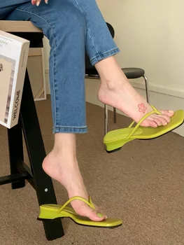 Женская обувь Новинка хорошего лета, пляжные сандалии в елочку цвета зеленого маття, тапочки с квадратным носком, женские туфли на танкетке