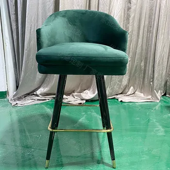 Барный стул с позолоченной тканевой пряжкой на высоких ножках и отделкой из нержавеющей стали